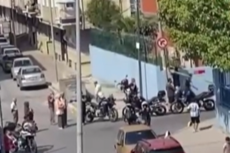 İstanbul K&uuml;&ccedil;&uuml;k&ccedil;ekmece'de iki grup arasında silahlı &ccedil;atışma: Yaralılar var!