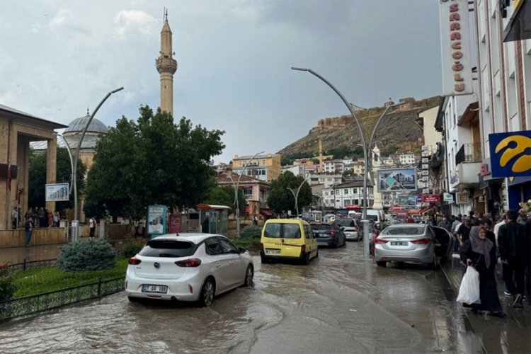 Bayburt'ta sağanak su baskınlarına neden oldu