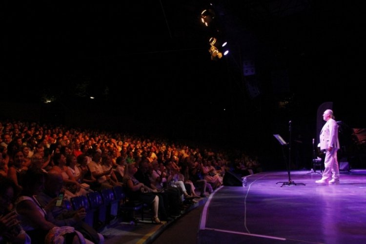 Bursa Festivali'nde caz gecesi m&uuml;zikseverleri b&uuml;y&uuml;ledi
