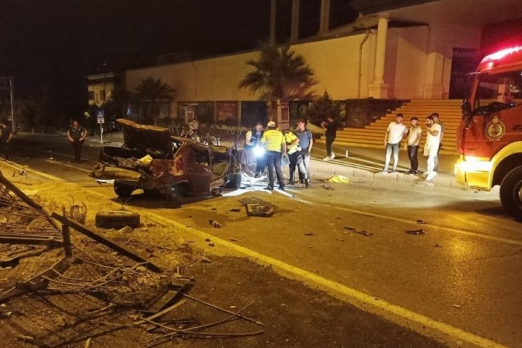 Samsun'da otomobil bariyerlere &ccedil;arptı: 1 &ouml;l&uuml;, 2 yaralı