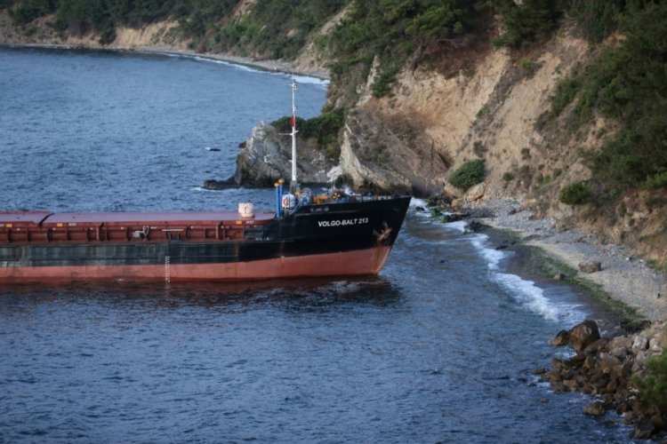 Bursa'da karaya oturan kargo gemisi kurtarıldı