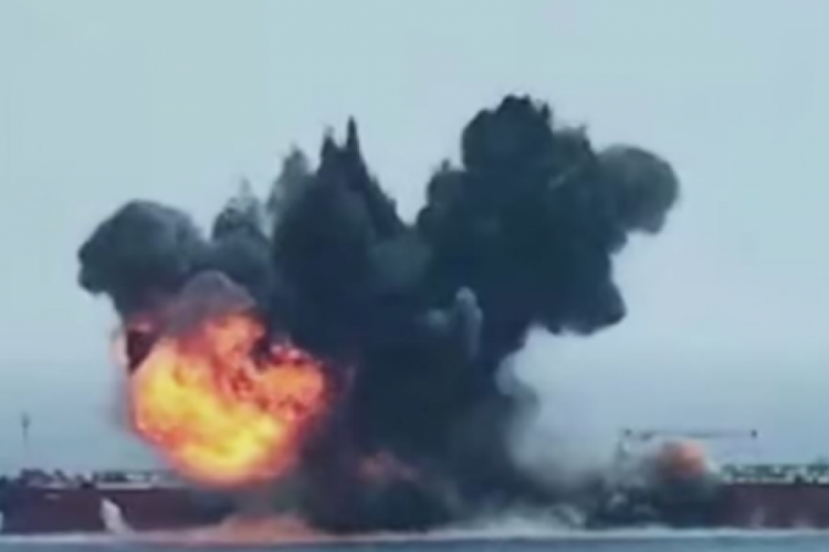Kızıldeniz'de Husi saldırısına uğrayan petrol tankerinde b&uuml;y&uuml;k patlama