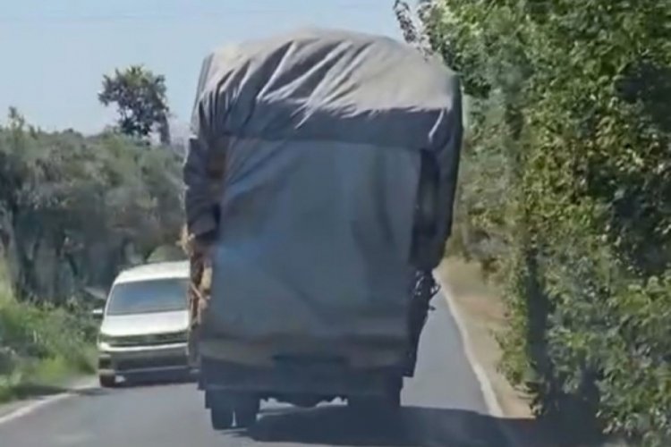 Bursa'da kamyonetin tehlikeli yolculuğu kamerada