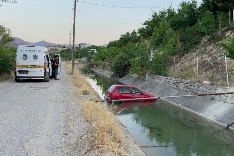 Yol verme kavgası sonrası ara&ccedil;lar sulama kanalına u&ccedil;tu