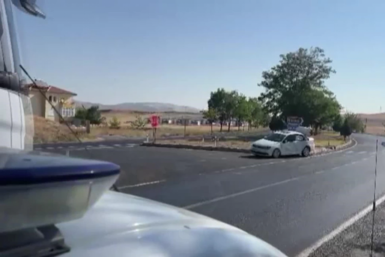 Otomobil ile yolcu otob&uuml;s&uuml; &ccedil;arpıştı: 4 yaralı