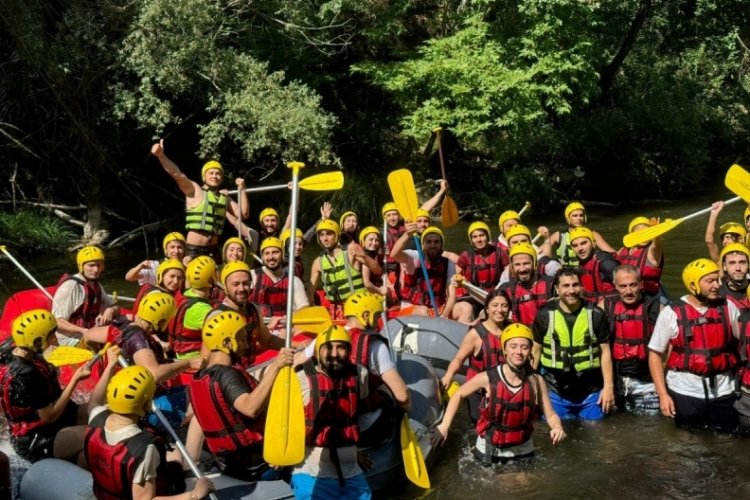 Bursa'da adrenalin tutkunu mimarların rafting heyecanı