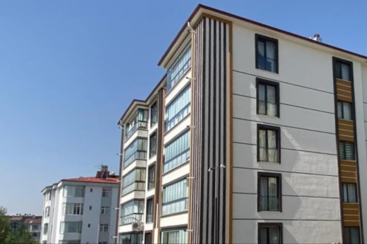 Asans&ouml;r bakımı i&ccedil;in &ccedil;atı katına &ccedil;ıkan iş&ccedil;iler korkun&ccedil; manzarayla karşılaştı!
