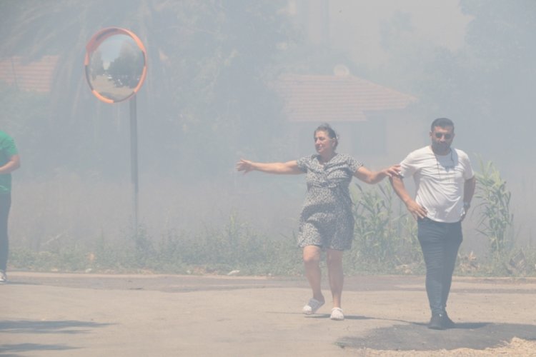 Alevlerin arasında kaldı, yine de g&ouml;revini bırakmadı
