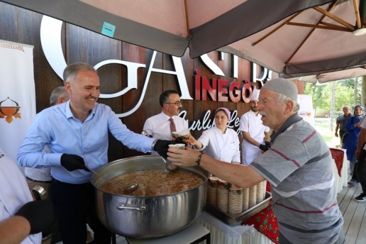 Bursa İneg&ouml;l'de aşure ikram etme geleneği bu yıl da s&uuml;rd&uuml;r&uuml;ld&uuml;
