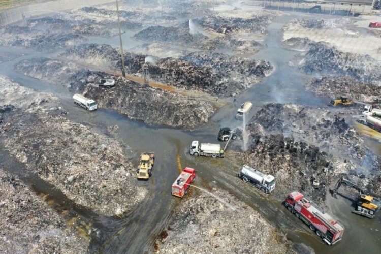 G&uuml;nlerdir alev alev yanan kağıt fabrikasında 140 bin ton kağıt k&uuml;l oldu