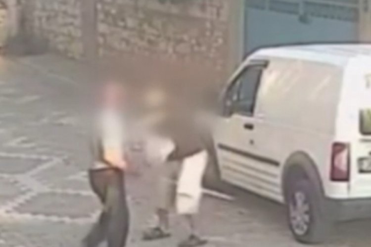 Bastonla y&uuml;r&uuml;yen yaşlı adamı darp etti!