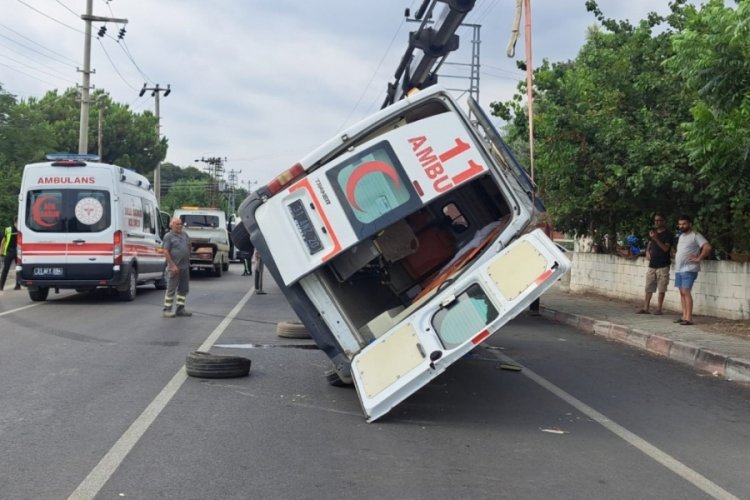 Hatay'da ambulans devrildi: 2 sağlık &ccedil;alışanı yaralandı