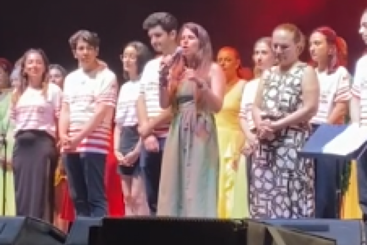 Yunan 'şarkıcı' Vandi T&uuml;rk bayrağından rahatsız oldu, sahneye &ccedil;ıkmadı: A&ccedil;ıklama geldi!