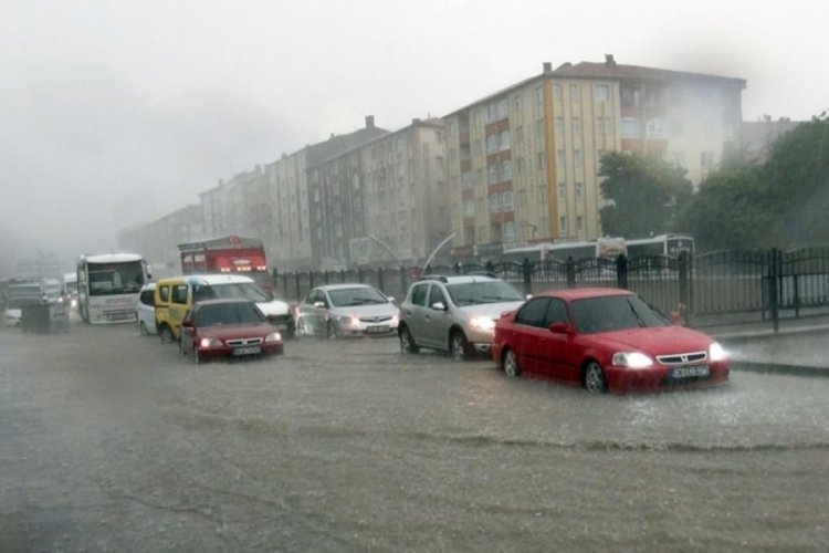 Yozgat'ta şiddetli yağmur caddeleri g&ouml;le &ccedil;evirdi