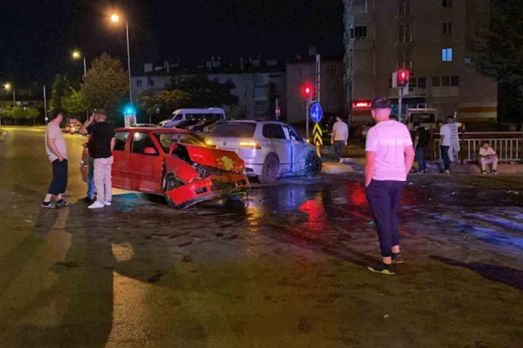 Kayseri'de 2 otomobil &ccedil;arpıştı: 4 yaralı
