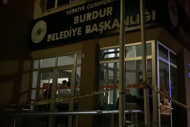 Burdur'da g&uuml;venlik g&ouml;revlisi n&ouml;bet değişimine gelen arkadaşı tarafından &ouml;l&uuml; bulundu