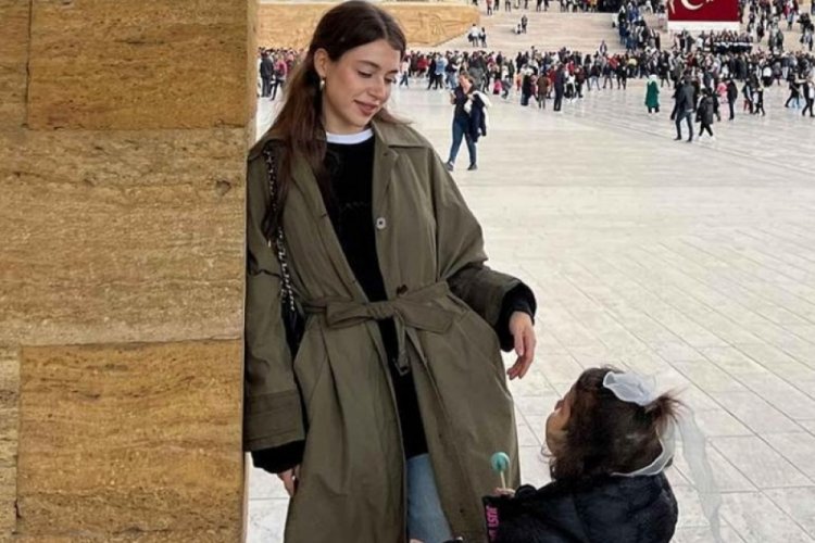 Gamze Er&ccedil;el kızını duşun &uuml;st&uuml;nden izledi