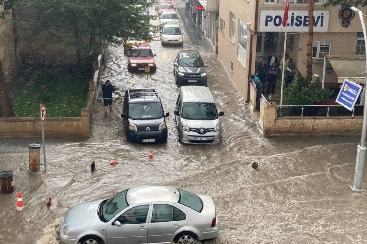Bayburt'ta etkili olan sağanak yağış sele neden oldu