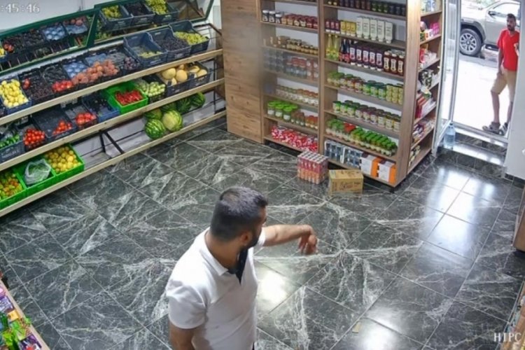 &Ccedil;amur olan ayakkabısını &ccedil;ıkararak markete giren inşaat iş&ccedil;isi ilgi odağı oldu