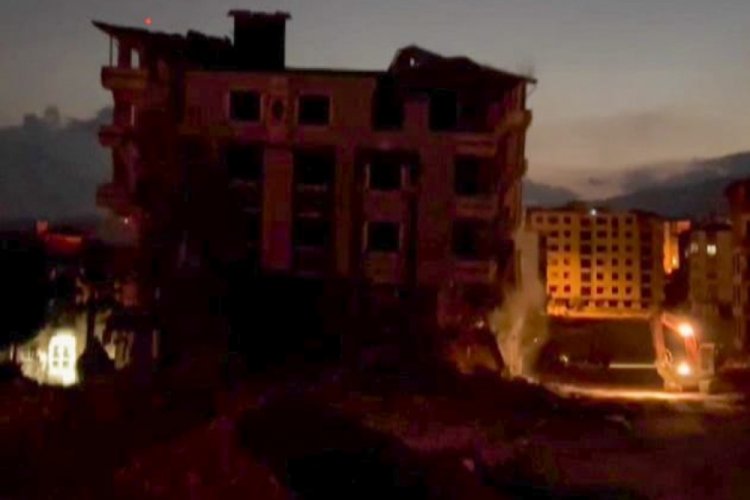 İş makinesi operat&ouml;r&uuml; 6 katlı binayı yere vurarak sarsıntıyla yıktı
