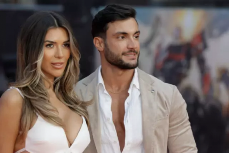 Love Island şampiyonu Arda G&uuml;ler'le karşılaştı