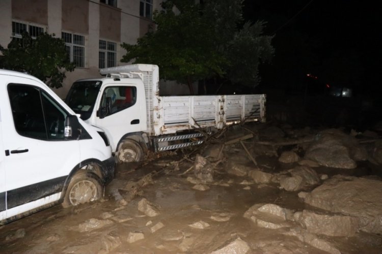 Erzurum'da sel bir mahalleyi yıktı ge&ccedil;ti