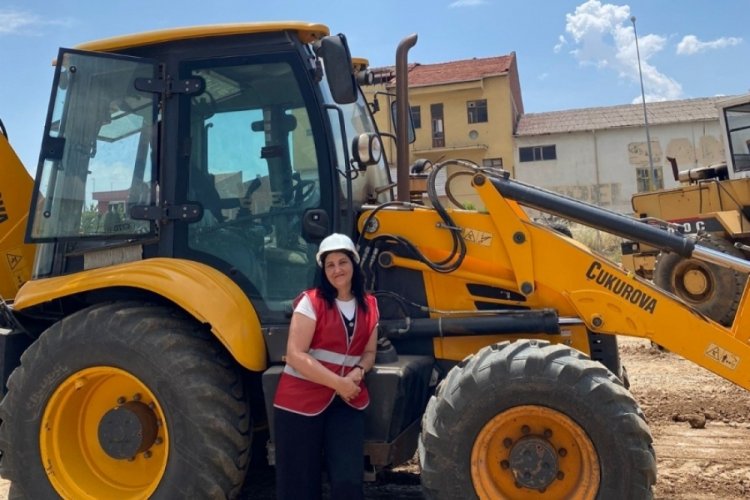İş makinesi merakı 42 yaşındaki kadını operat&ouml;r yaptı