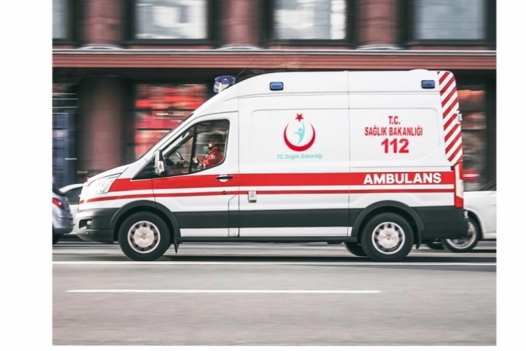 Kestiği ağa&ccedil; &uuml;zerine devrilen vatandaş yaralandı