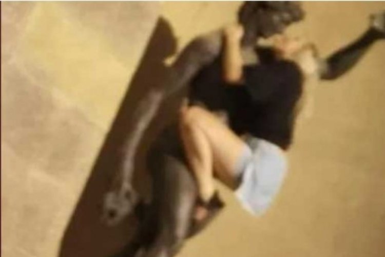 Heykel ile &ouml;p&uuml;şt&uuml;, m&uuml;stehcen pozlar verdi