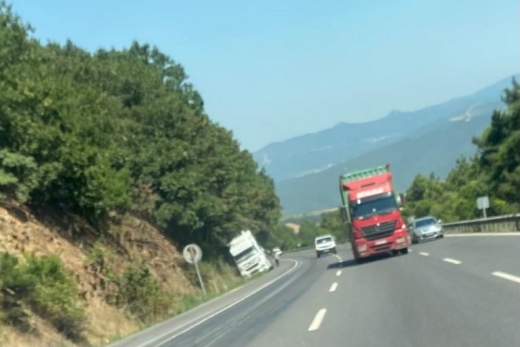 Bursa'da tır yan yattı