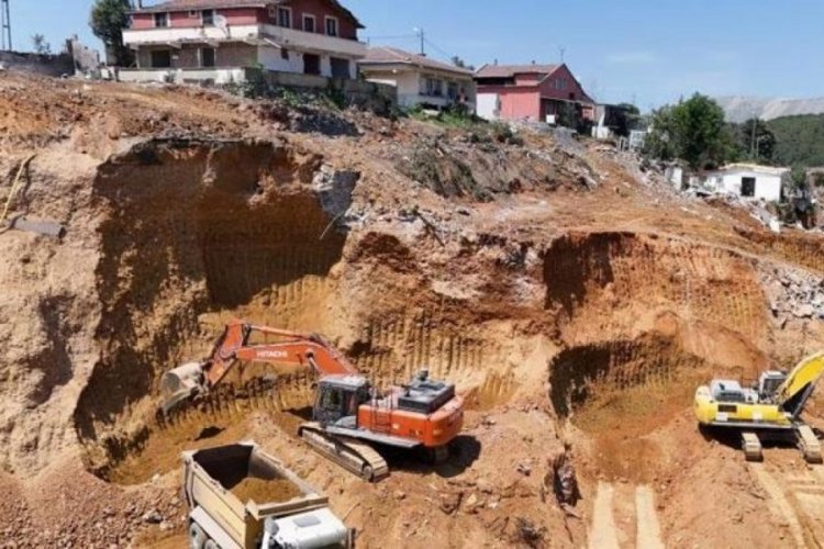 Mahalleye yapılmak istenen maden sahası evleri yutuyor!