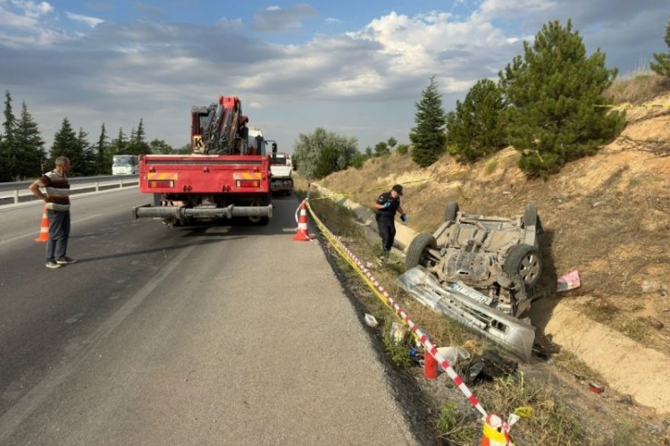 Takla atıp ref&uuml;je devrilen otomobilde 2 kişi yaralandı