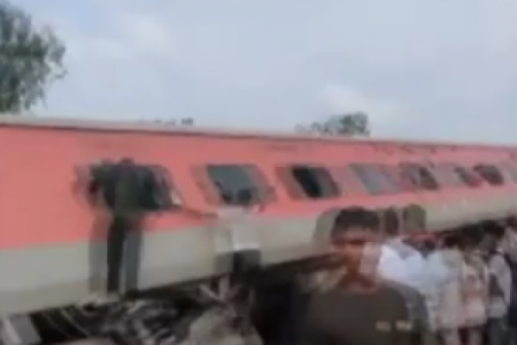 Hindistan'da yolcu treni raydan &ccedil;ıktı: 2 &ouml;l&uuml;, 20 yaralı