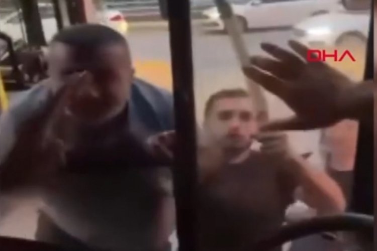 Otob&uuml;s şof&ouml;r&uuml;ne sopayla saldırmaya &ccedil;alıştı