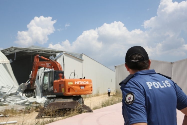 Bursa'da ka&ccedil;ak fabrikalar Nil&uuml;fer Belediyesi ekiplerince yıkıldı