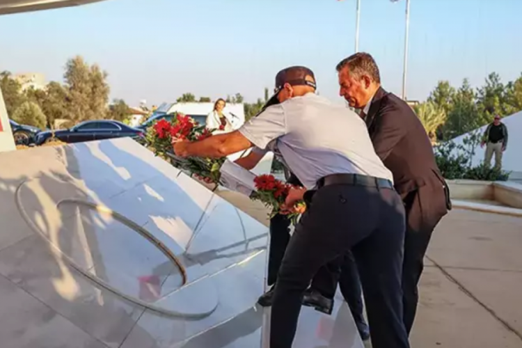 &Ouml;zg&uuml;r &Ouml;zel'den, KKTC'de Denktaş ve K&uuml;&ccedil;&uuml;k'&uuml;n anıt mezarlarına ziyaret