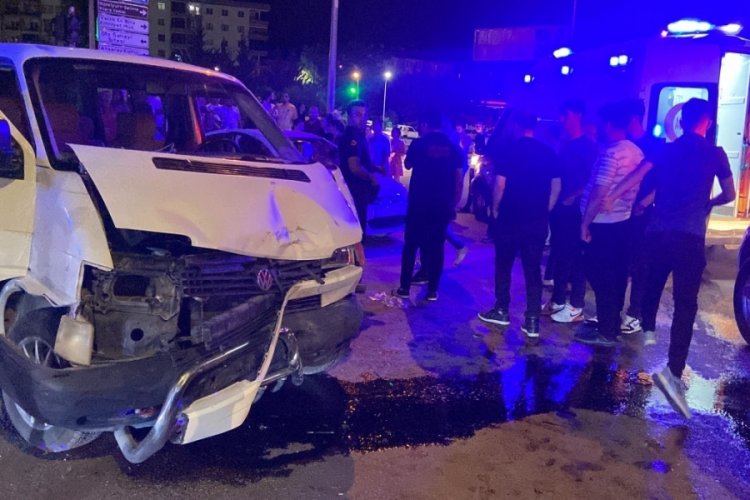 Aksaray'da trafik kazasında 3 kişi yaralandı