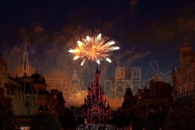 Disneyland'da g&ouml;rkemli dron şov