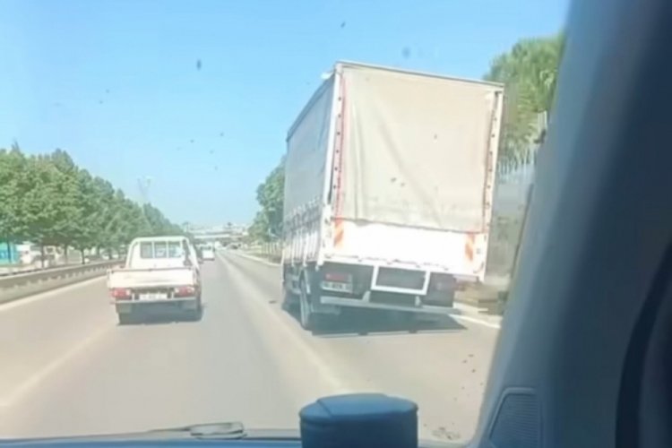 Bursa'da trafikte yan şekilde seyreden kamyon devrilme tehlikesi atlattı
