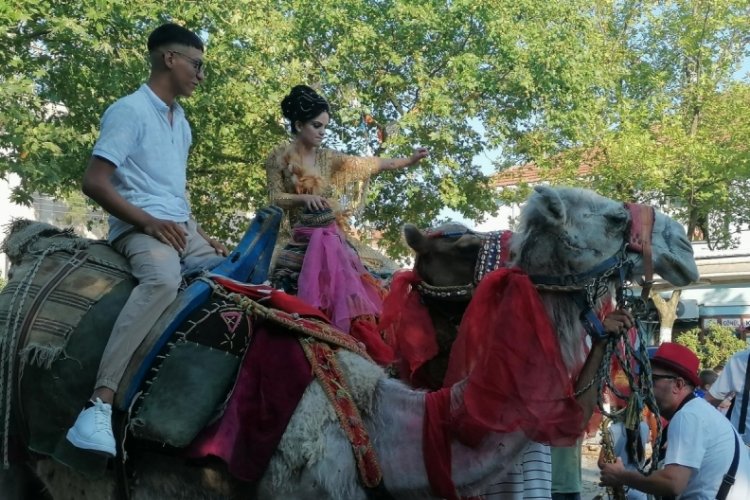 Manyas'ta gelin ve damat deve &uuml;zerinde il&ccedil;e turu yaptı