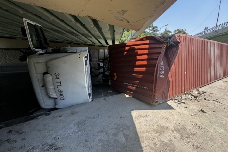 İstanbul'da &uuml;st ge&ccedil;ide &ccedil;arpan TIR devrildi: 1 yaralı