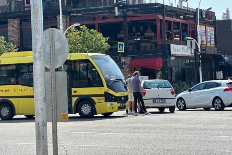 Bursa'da otob&uuml;s otomobile &ccedil;arptı!