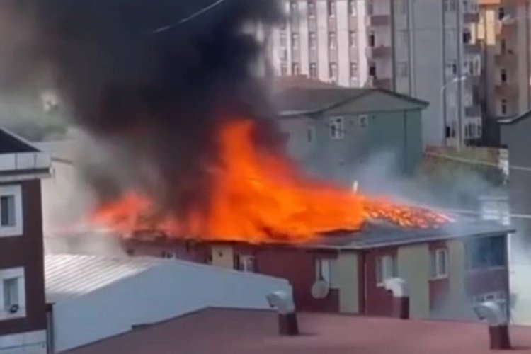 İstanbul'da bir evin &ccedil;atısı yandı