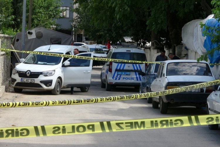 Eşini &ouml;ld&uuml;rd&uuml;, cesedini torbaya koyup bah&ccedil;eye attı!
