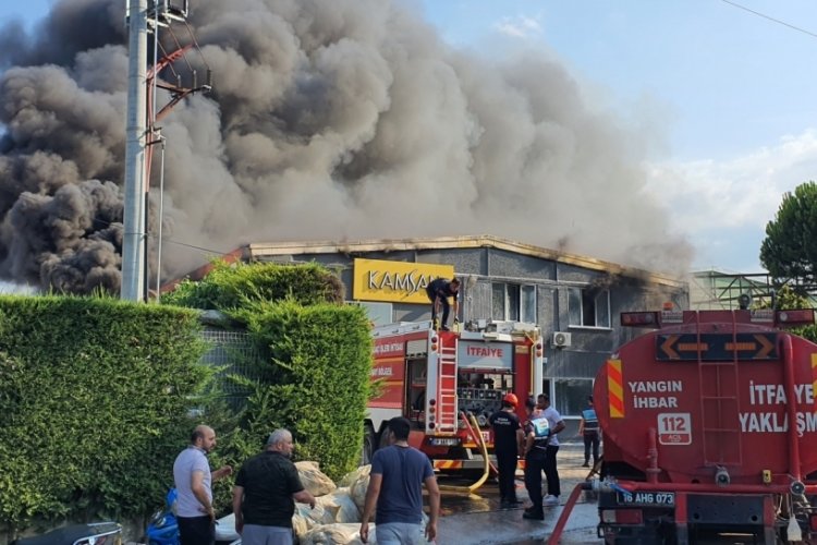 Bursa'da sandalye fabrikasındaki yangının boyutu dron ile g&ouml;r&uuml;nt&uuml;lendi