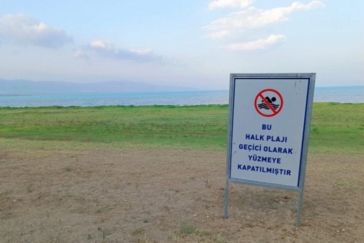 Bursa'da yasak tabelasına rağmen &ccedil;oluk &ccedil;ocuk g&ouml;le girdiler!