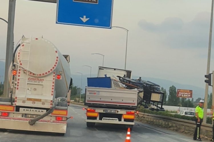 Bursa'da 3,5 tonluk malzeme yola d&uuml;şmekten son anda kurtuldu