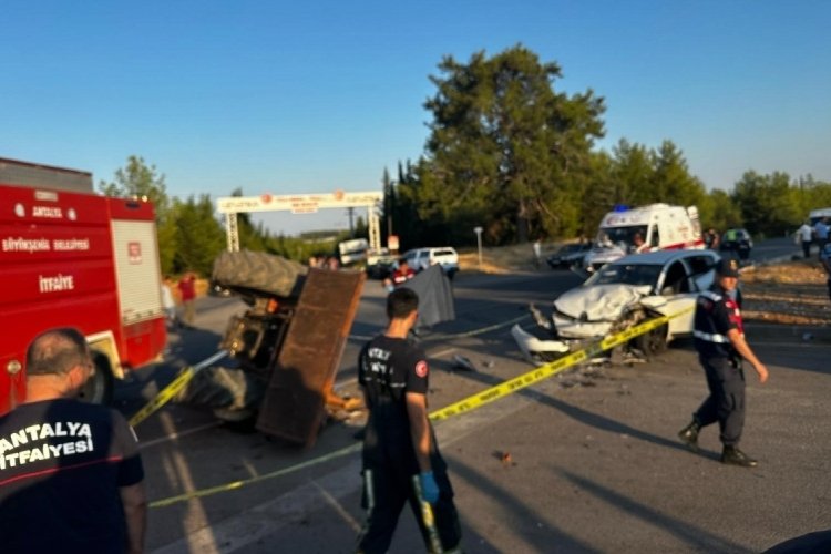 Kontrolden &ccedil;ıkan otomobil trakt&ouml;re &ccedil;arptı: 1 &ouml;l&uuml;