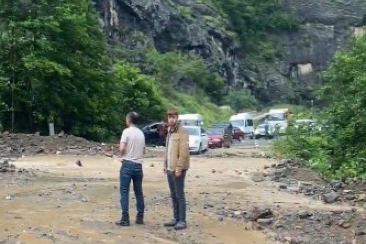 Trabzon'da heyelan hayatı fel&ccedil; etti! Araklı-bayburt yolu ulaşıma kapandı