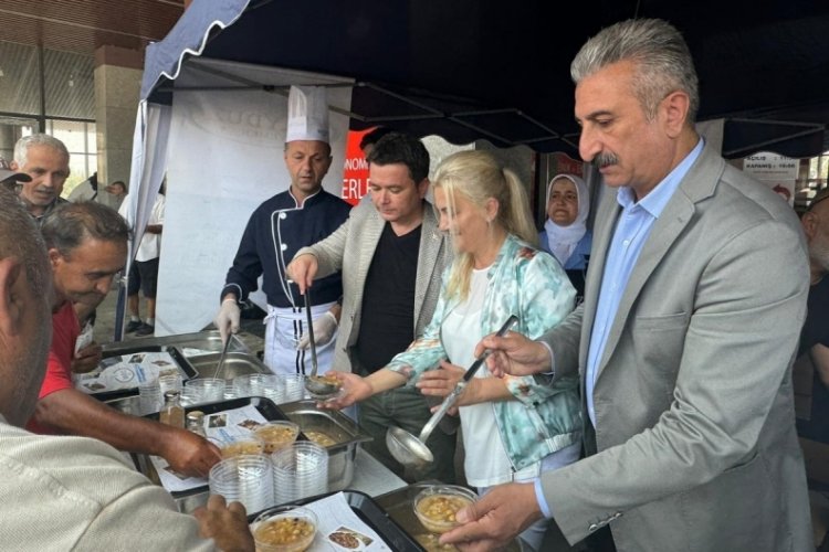 Osmangazi Belediye Başkanı Aydın'dan aşure dağıtımı&nbsp;